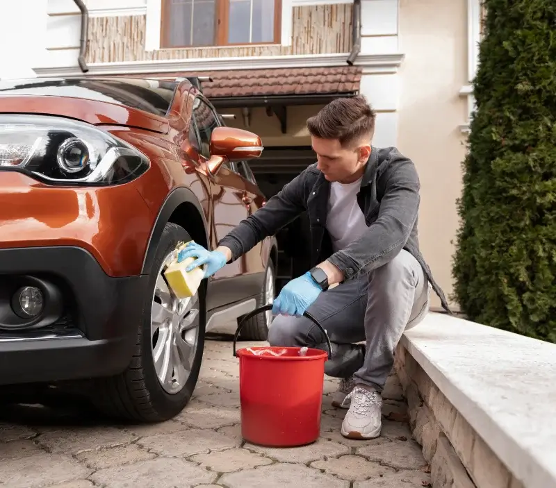 Lavage auto à domicile Freneuse : professionnel intervenant sur un véhicule